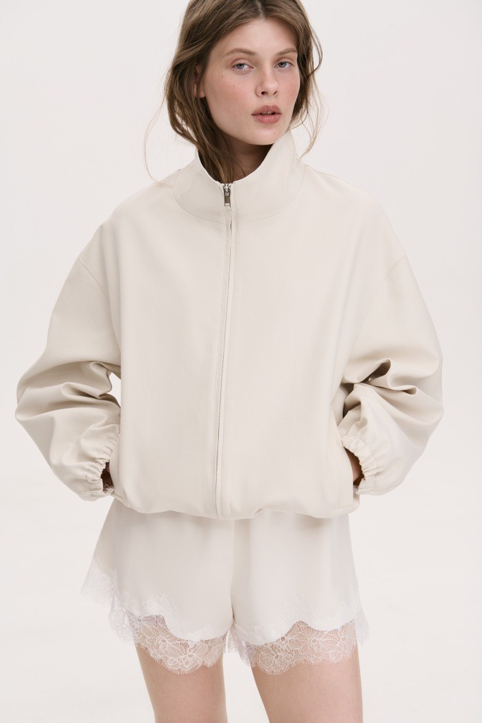 МІНІМАЛІСТИЧНА КУРТКА-БОМБЕР З ВИСОКИМ  КОМІРОМ-СТІЙКОЮ 1263 зображення 1